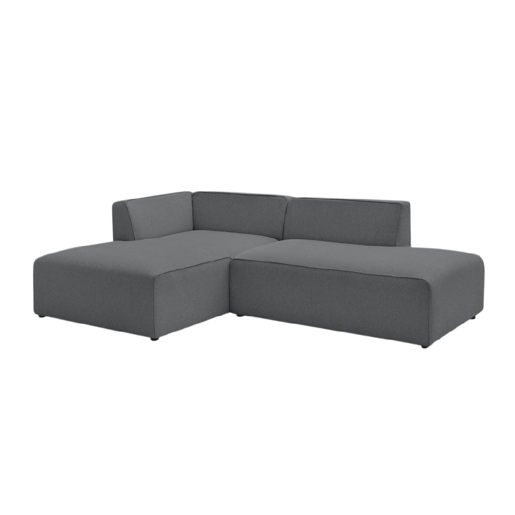 Ecksofa aus grauem Stoff – Modernes, minimalistisches Design mit modularer Formgebung.